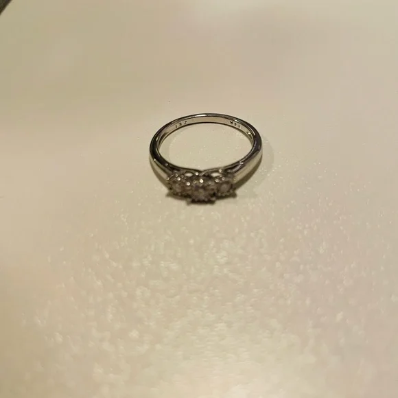 14 K white gold band with 3 diamonds size7 - Picture 3 of 3